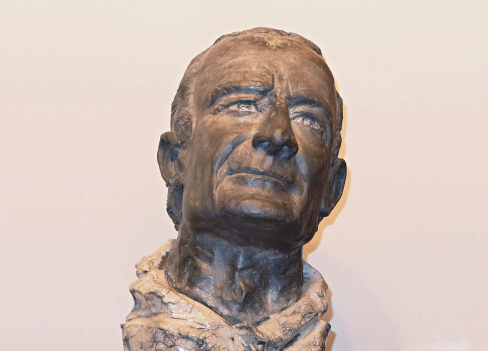 Don du « Buste de Eric Tabarly » au Lycée Naval de Brest